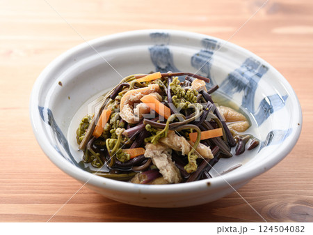 春の味覚 わらびの煮物 天然ワラビと薄揚げの煮もの 春の味覚 わらびの煮物 天然ワラビと薄揚げの煮もの 124504082