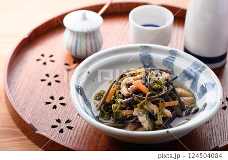 春の味覚　わらびの煮物　天然ワラビと薄揚げの煮もの 124504084