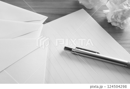 手紙を書く 便箋 封筒 挨拶状 お礼状 便り レター メール 手紙を書く 便箋 封筒 挨拶状 お礼状 便り レター メール 124504298