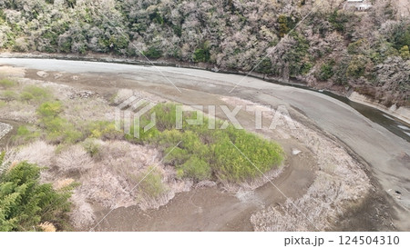 【空撮】相模原津久井湖道志橋北側干上がり2025 【空撮】相模原津久井湖道志橋北側干上がり2025 124504310