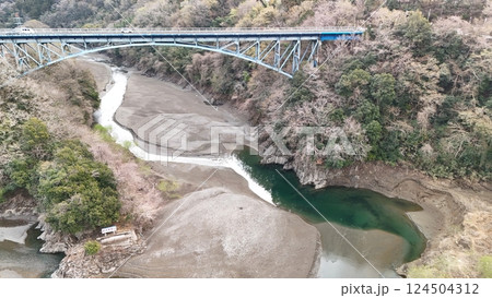 【空撮】相模原津久井湖道志橋北側干上がり2025 【空撮】相模原津久井湖道志橋北側干上がり2025 124504312