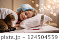 風邪を引き寝込んでいる女の子 124504559