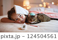 風邪を引き寝込んでいる女の子 124504561