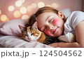 睡眠中の女の子とねこ 124504562