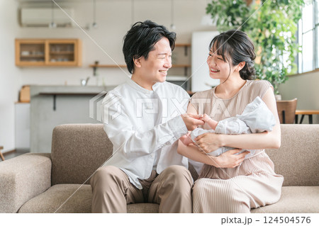 赤ちゃんと出産後の育児休暇を過ごす若い夫婦・親子・家族・ファミリー 124504576