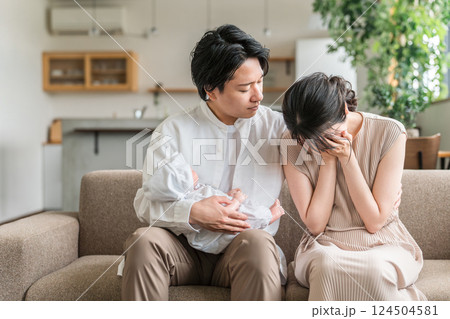 赤ちゃんの子育て・育児で悩む夫婦・カップル(障害児・病気・発達障害) 赤ちゃんの子育て・育児で悩む夫婦・カップル(障害児・病気・発達障害) 124504581