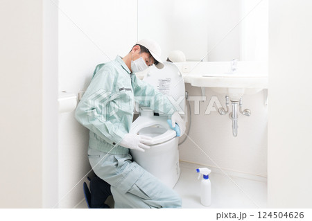 トイレ掃除をする男性清掃員 124504626