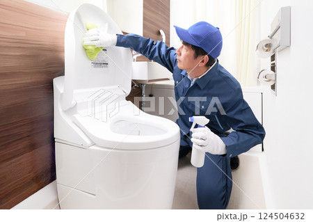 トイレ掃除をする作業服の男性 124504632