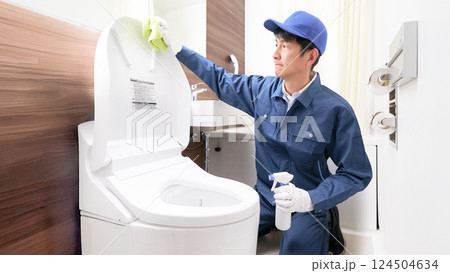 トイレの清掃をするハウスクリーニングの男性作業員 トイレの清掃をするハウスクリーニングの男性作業員 124504634