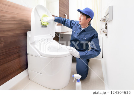 トイレ掃除をする作業服の男性 トイレ掃除をする作業服の男性 124504636