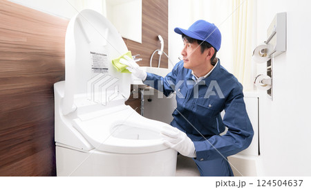トイレ清掃をする作業服の男性スタッフ 124504637