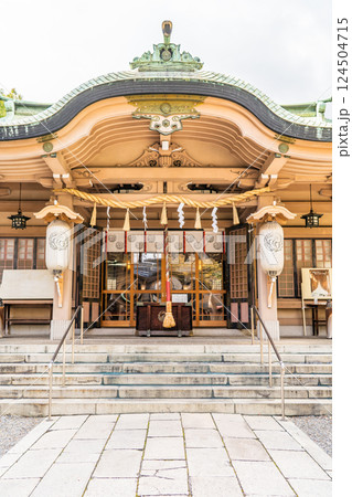 坐摩神社（いかすり神社）ざまさん（ざま神社）渡辺姓発祥地　住居守護の神、旅行安全の神　拝殿 124504715