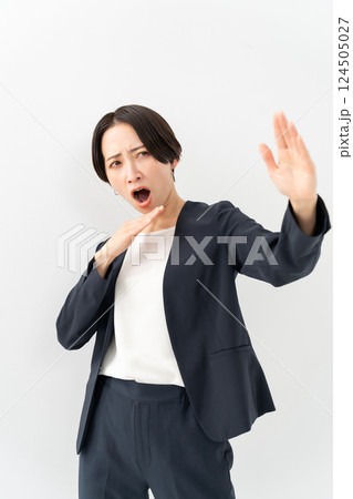 女性　ビジネス　カンフー 124505027