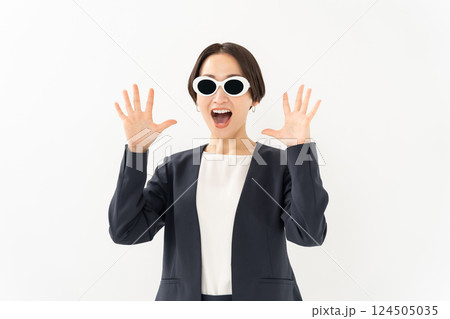 サングラスの女性　ビジネス　驚く 124505035
