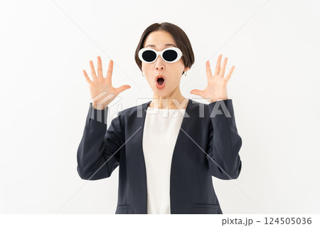 サングラスの女性 ビジネス 驚く サングラスの女性 ビジネス 驚く 124505036