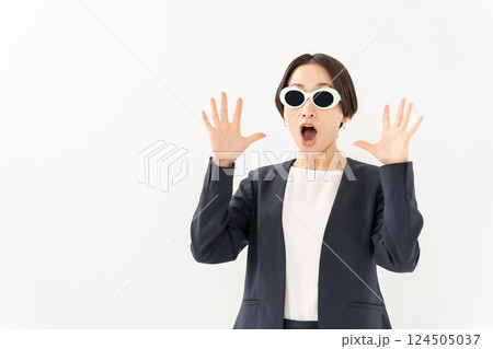 サングラスの女性　ビジネス　驚く 124505037