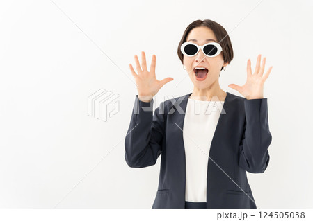 サングラスの女性　ビジネス　驚く 124505038