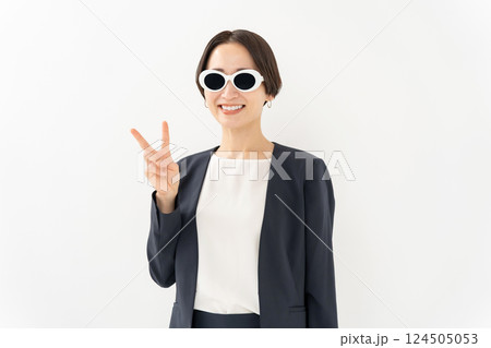 サングラスの女性　ビジネス　ピース 124505053