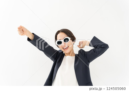 サングラスの女性　ビジネス　ガッツポーズ 124505060