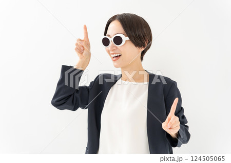 サングラスの女性　ビジネス　指差し 124505065