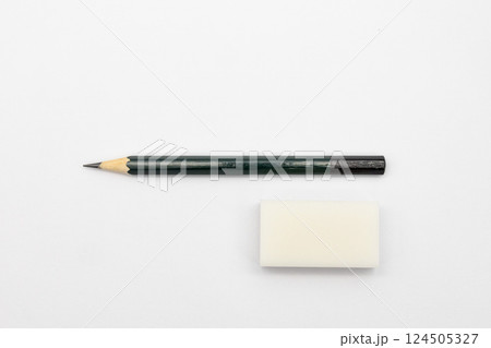 白背景に鉛筆と消しゴム 124505327