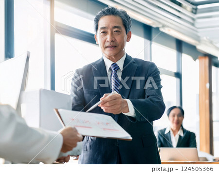 資料がなってないと怒る会社のパワハラ上司 124505366