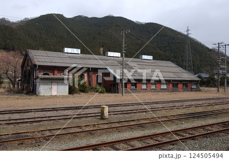 山の中のレンガ作りの古い車庫 山の中のレンガ作りの古い車庫 124505494