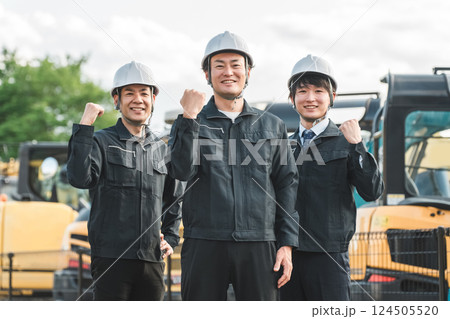 重機の前にいる作業着姿の建設業・建築業の作業員男性ビジネスマン 124505520
