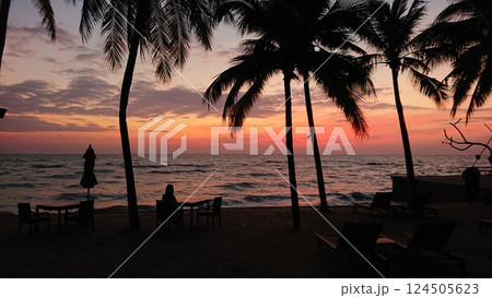 南国のビーチに沈む夕日 南国のビーチに沈む夕日 124505623