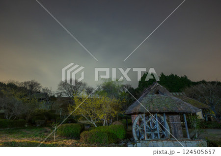 日本の岡山県備前市の八塔寺ふるさと村の美しい春の星空 124505657