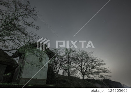 日本の岡山県備前市の八塔寺ふるさと村の美しい春の星空 日本の岡山県備前市の八塔寺ふるさと村の美しい春の星空 124505663