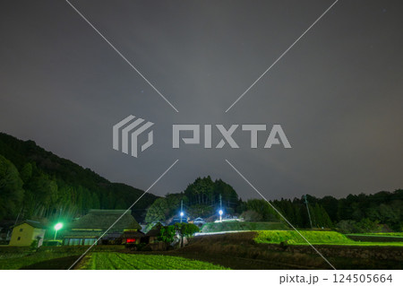 日本の岡山県備前市の八塔寺ふるさと村の美しい春の星空 124505664