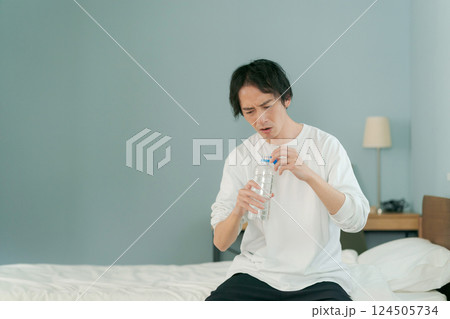 ベッドで水を飲む男性 ベッドで水を飲む男性 124505734