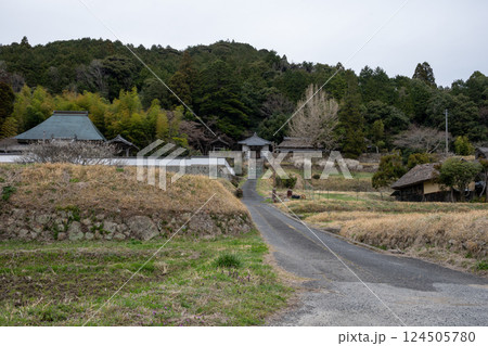 日本の岡山県備前市の八塔寺ふるさと村の美しい農村の風景 124505780