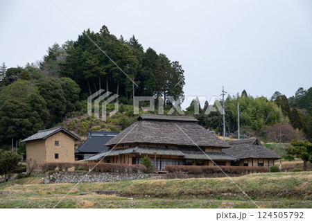 日本の岡山県備前市の八塔寺ふるさと村の美しい農村の風景 日本の岡山県備前市の八塔寺ふるさと村の美しい農村の風景 124505792