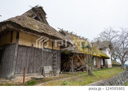 日本の岡山県備前市の八塔寺ふるさと村の美しい農村の風景 124505801