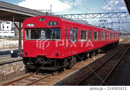 2002年当時の播但線寺前駅に停車している赤い電車 2002年当時の播但線寺前駅に停車している赤い電車 124505815