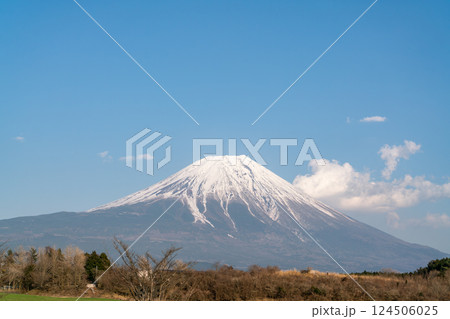 【静岡県】快晴の春の富士山 124506025