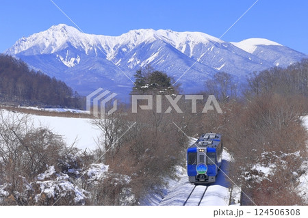 八ヶ岳連峰と小海線 124506308
