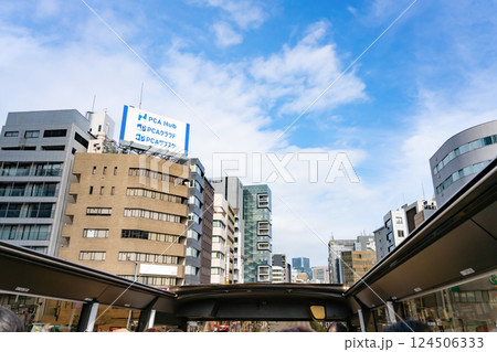 2階建てオープンバスの東京観光ツアー 124506333