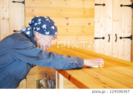 カウンターにワックスを塗る男性その2 124506367