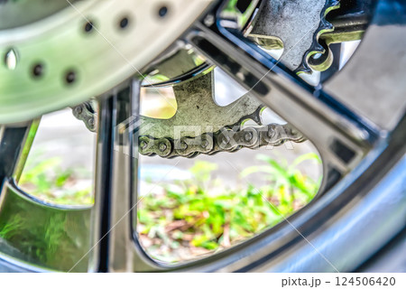 大型バイクのチェーンのクローズアップ 大型バイクのチェーンのクローズアップ 124506420