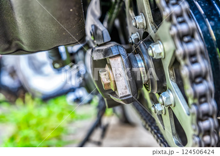 大型バイクのロックナットのクローズアップ 124506424