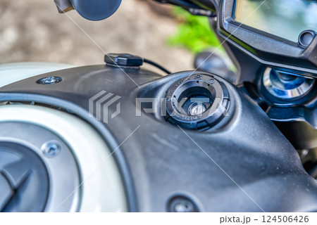 大型バイクのキーシリンダーのクローズアップ 124506426