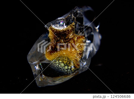 黒背景に置かれた硫黄系鉱物結晶のクローズアップ 黒背景に置かれた硫黄系鉱物結晶のクローズアップ 124506686