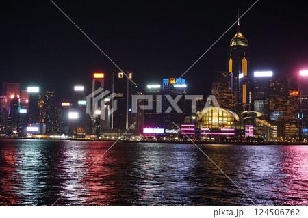 2025年香港のシンフォニー・オブ・ライツ　ライトアップされたビルと船の夜景 124506762