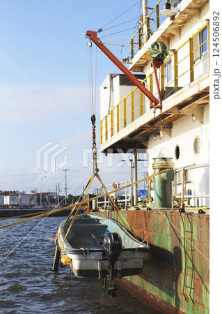 港の風景 停泊する起重機船に設置されている作業ボート 124506892