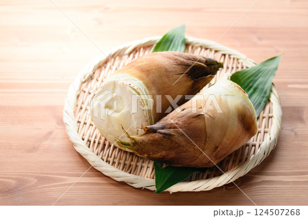 今朝おばあちゃんが採ってきてくれた竹の子 124507268