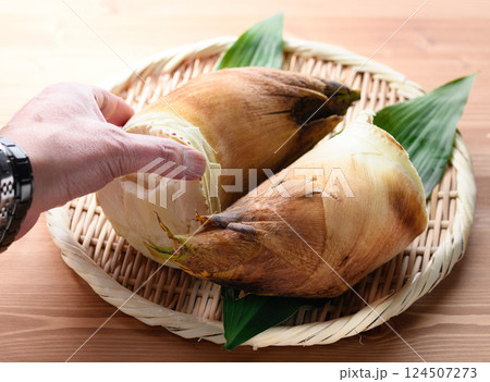 今朝おばあちゃんが採ってきてくれた竹の子 124507273