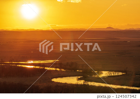 蛇行する釧路川と夕焼け 124507342